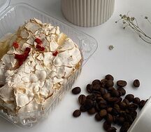 Меренговый рулет с вишней