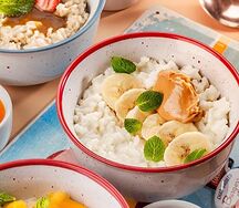 Рисовая каша с арахисовой пастой и бананом