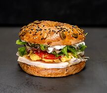Бейгл с цыпленком, скрэмблом и томатами