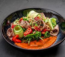 Салат с уткой и соусом из запеченного перца 