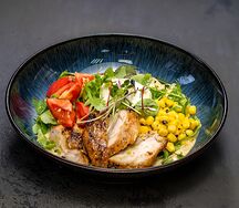 Салат с цыпленком, кукурузой и яйцом пашот