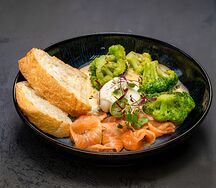 Запеченная брокколи с ореховым соусом