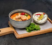 Том ям с тигровыми креветками, кальмаром и вешенками