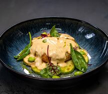 Крабкейк с кабачком, картофельным пюре, сливочным соусом Биск