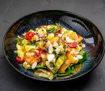 Салат с креветками, манго и соусом макадамия 
