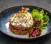 Бифштекс из говядины с трюфельным соусом, яйцом пашот и брусничным конфи