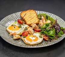Глазунья с жареными креветками в кунжутном соусе