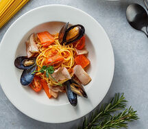 Спагетти с морепродуктами и соусом Сальса