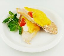 Куриное филе запеченное с томатом и сыром