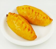 Пирожок с луком и яйцом