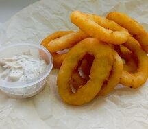 Луковые кольца и чесночный соус