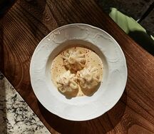 Хинкальки с крабом в сливочном соусе