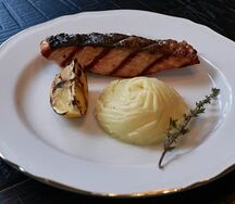 Стейк из лосося с пюре из запеченного картофеля