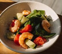 Пряный салат с креветками