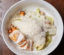 Салат Цезарь с курицей