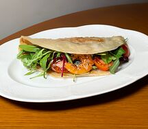 Лепешка ротти с креветками и соусом манго-карри