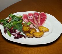 Стейк из тунца с печеным картофелем