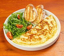 Омлет с беконом и творожным сыром