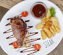 Стейк из свинины с картофелем по-деревенски