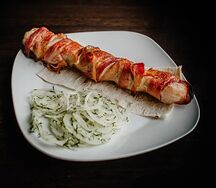 Шашлык из куриного филе в беконе