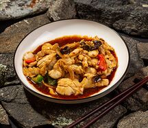 Жареная курица с овощами