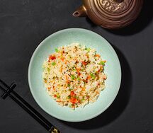 Жареный рис с овощами
