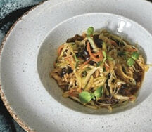 Китайский салат с фунчозой, курицей и древесными грибами