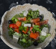 Греческий салат с форелью и сыром фета