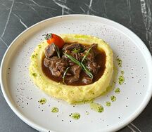 Томлёные телячьи щёчки