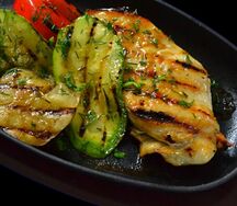 Стейк куриный с овощами