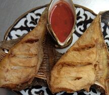 Жареная камбала с острым соусом