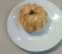 Самса с говядиной, помидором и сыром