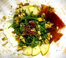 Салат с хамоном и рукколой
