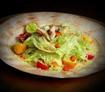 Салат Цезарь с курицей на гриле