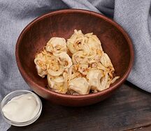 Мясные с жареным луком и шкварками