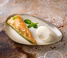 Пахлава с фисташками и мороженым