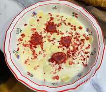 Манная каша с белым шоколадом и сублимированной клубникой