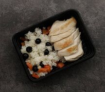 Куриное филе су-вид с рисом, овощами и маслинами