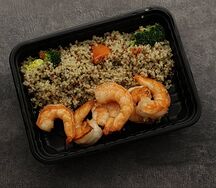 Креветки с киноа и овощами