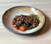 Теплый салат из говядины с запеченными овощами