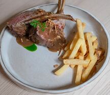 Каре баранины с картофелем фри и трюфельным соусом