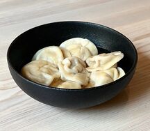 Пельмени со сметаной и говяжьим бульоном
