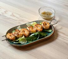 Шашлычок из креветок с острым соусом