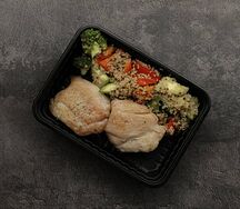 Филе бедра с киноа и овощами