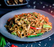 Гречневая лапша с курицей и беконом в сливочно-чесночном соусе