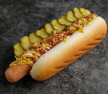 Датский хот-дог с жареным луком и маринованными огурцами