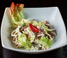 Салат со стручковой фасолью и говяжьим языком