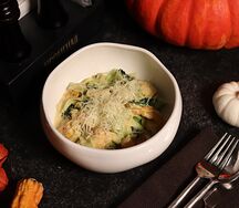 Паста с курицей и ананасом