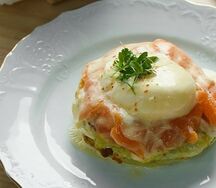Оладьи из кабачка с лососем, яйцом пашот и голландским соусом