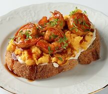 Тост с креветками, скрэмблом и мягким сыром